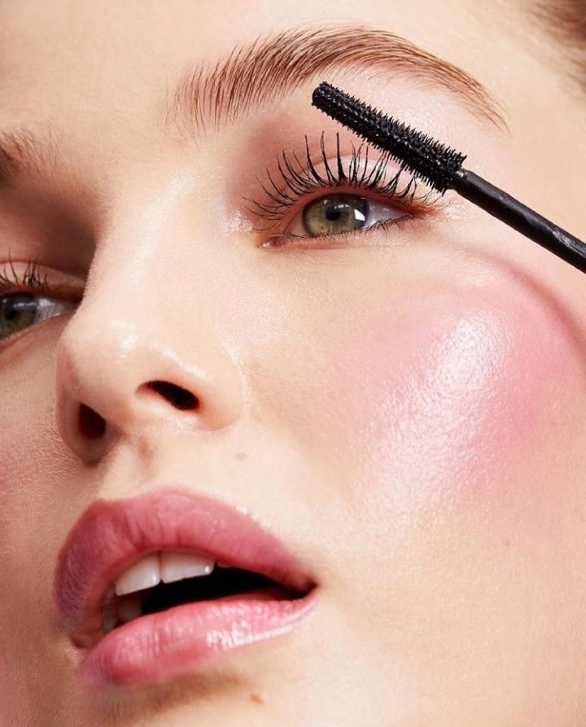 AURA predstavlja novu kolekciju maskara koja spaja efekt i njegu trepavica